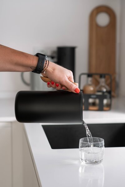 EVA SOLO Džbán Nordic Kitchen Black - 1,4 l ESL225