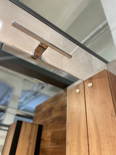 Lavedo Bronx Wotan Oak 65 – závěsná koupelnová galerka se zrcadlem a LED osvětlením (chrom 30 cm) | Lavedo by Aplomo