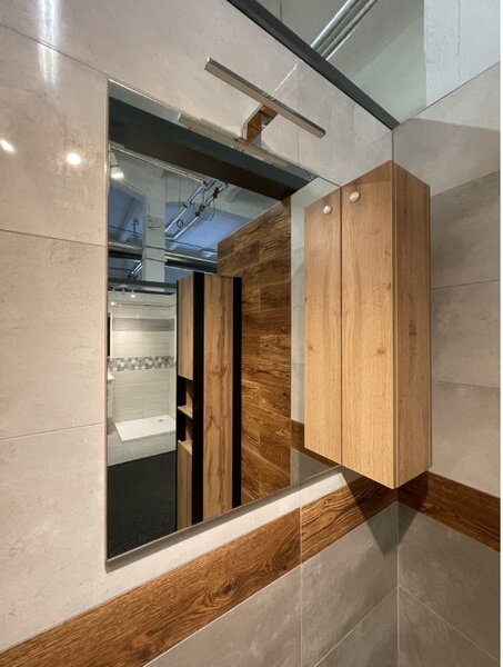 Lavedo Bronx Wotan Oak 65 – závěsná koupelnová galerka se zrcadlem a LED osvětlením (chrom 30 cm) | Lavedo by Aplomo