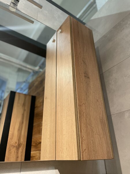 Lavedo Bronx Wotan Oak 65 – závěsná koupelnová galerka se zrcadlem a LED osvětlením (chrom 30 cm) | Lavedo by Aplomo
