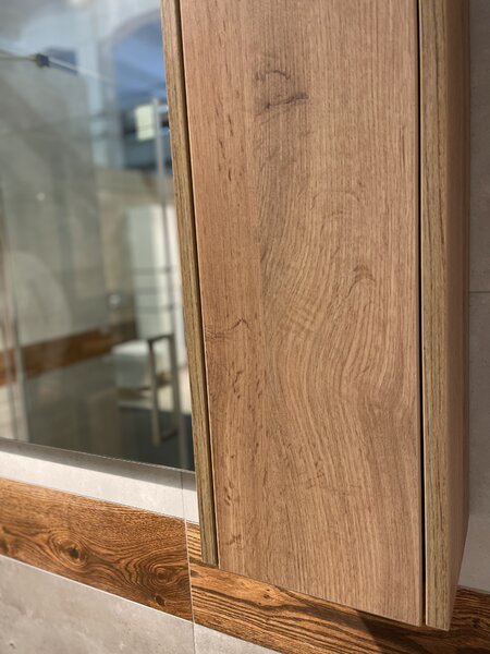 Lavedo Bronx Wotan Oak 65 – závěsná koupelnová galerka se zrcadlem a LED osvětlením (chrom 30 cm) | Lavedo by Aplomo