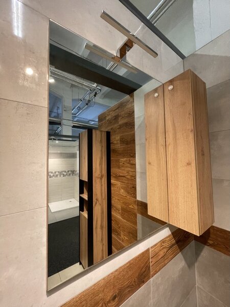 Lavedo Bronx Wotan Oak 65 – závěsná koupelnová galerka se zrcadlem a LED osvětlením (chrom 30 cm) | Lavedo by Aplomo