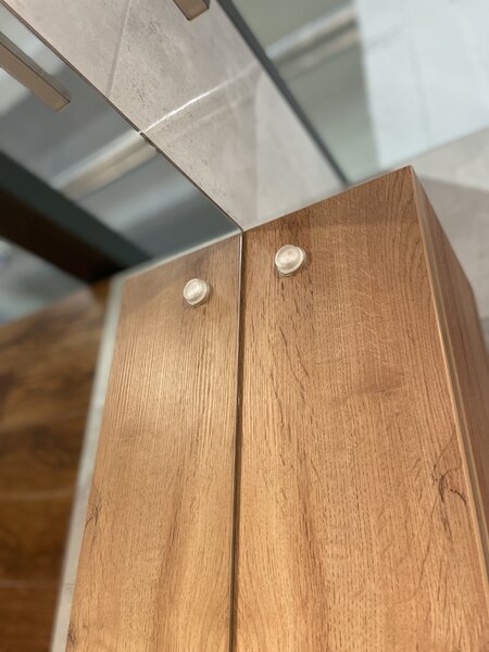 Lavedo Bronx Wotan Oak 65 – závěsná koupelnová galerka se zrcadlem a LED osvětlením (chrom 30 cm) | Lavedo by Aplomo