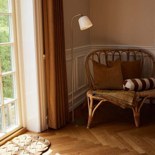 Halo Design Bílá skleněná stojací lampa Room 49 135 cm
