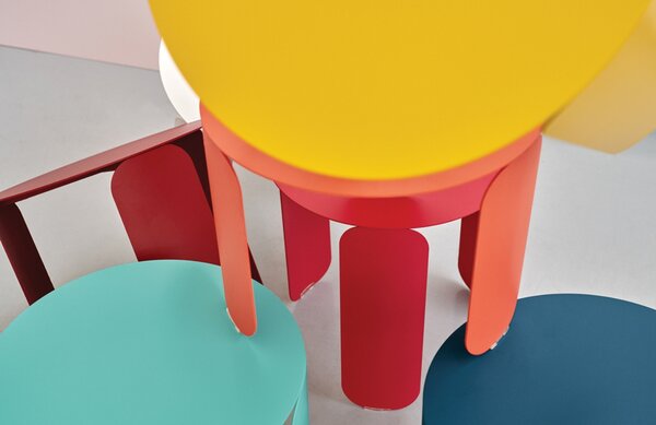 Třešňově červený kovový zahradní odkládací stolek Fermob Bebop 45 cm