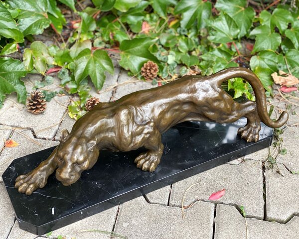 Bronzová socha soška ČÍHAJÍCÍ PUMA/PANTER