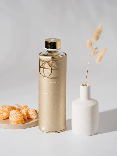 Skleněná lahev s obalem z umělé kůže EQUA Golden 750 ml