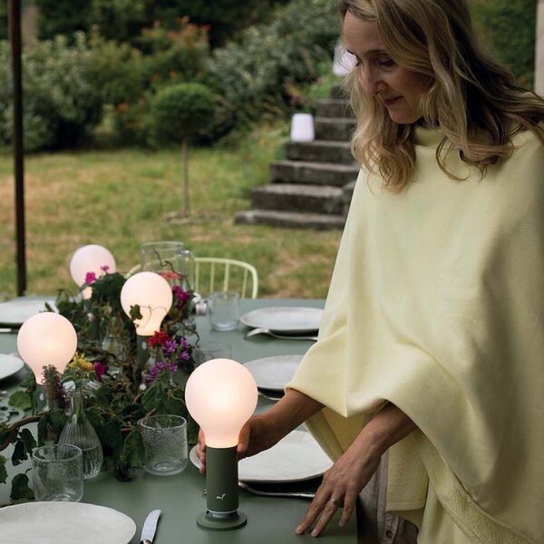 Kaktusově zelená nabíjecí stolní LED lampa Fermob Aplo 26,5 cm