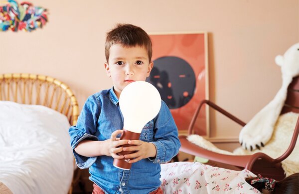 Modrá nabíjecí stolní LED lampa Fermob Aplo 26,5 cm