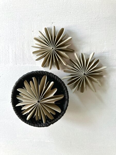 Noordliving Papírová ozdoba Simple Snowflake - Warm Grey NL141