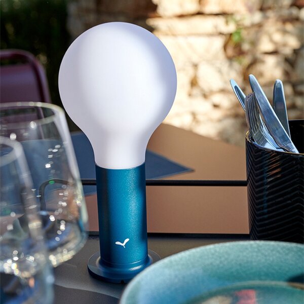 Modrá nabíjecí stolní LED lampa Fermob Aplo 26,5 cm