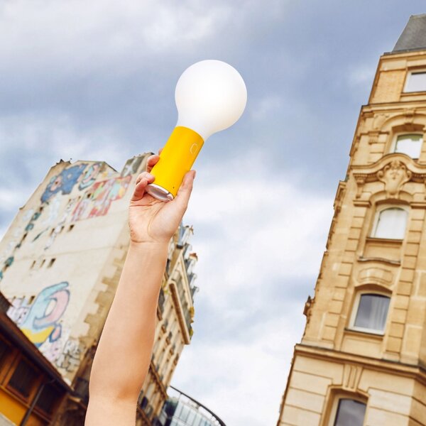 Žlutá nabíjecí stolní LED lampa Fermob Aplo 26,5 cm