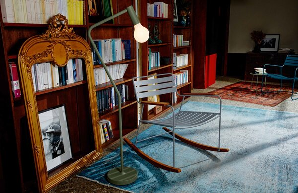 Žlutá kovová nabíjecí stojací LED lampa Fermob Aplo 138 cm