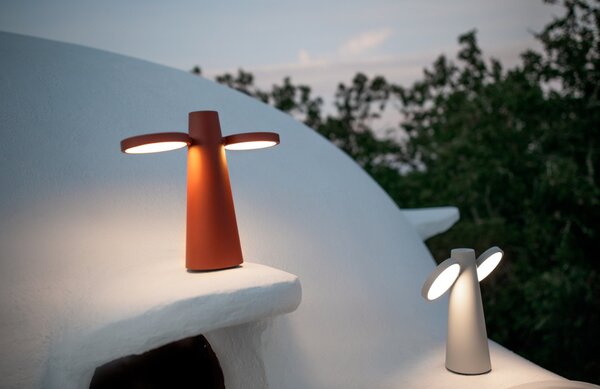 Černá nabíjecí stolní LED lampa Fermob Oto 27 cm