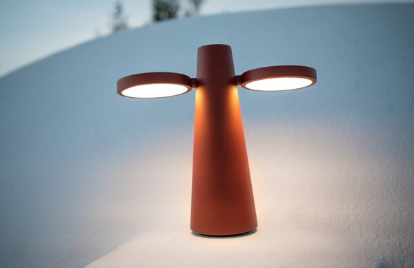 Zemitě červená nabíjecí stolní LED lampa Fermob Oto 27 cm