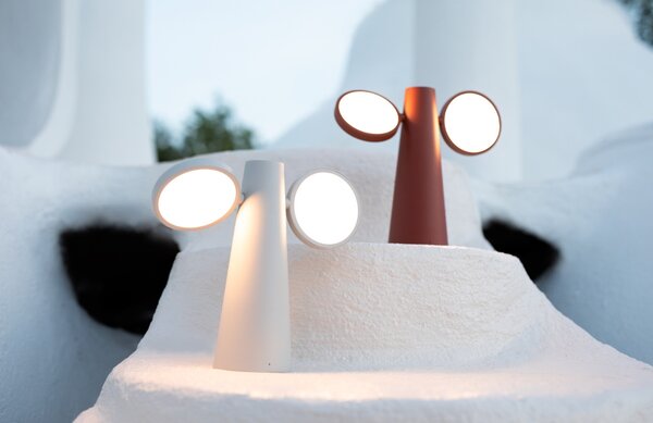 Světle šedá nabíjecí stolní LED lampa Fermob Oto 27 cm