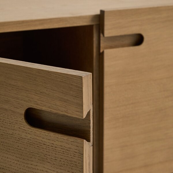 Kave Home Dubový TV stolek Arelida 200 x 40 cm