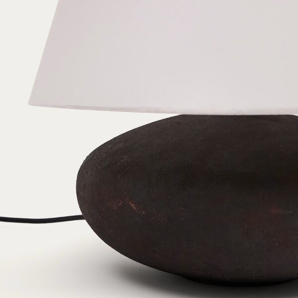Černobílá kovová stolní lampa Kave Home Nessi