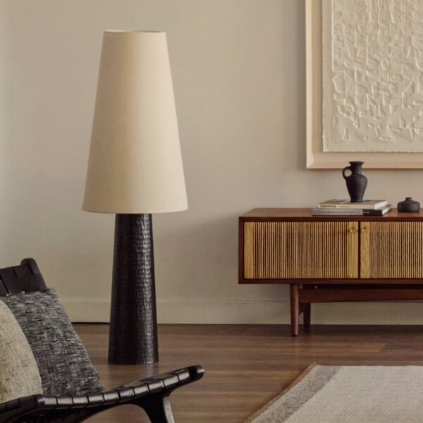 Černobílá kovová stojací lampa Kave Home Senni 129,5 cm