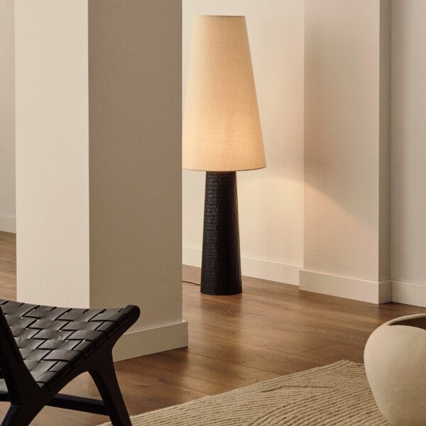 Černobílá kovová stojací lampa Kave Home Senni 129,5 cm