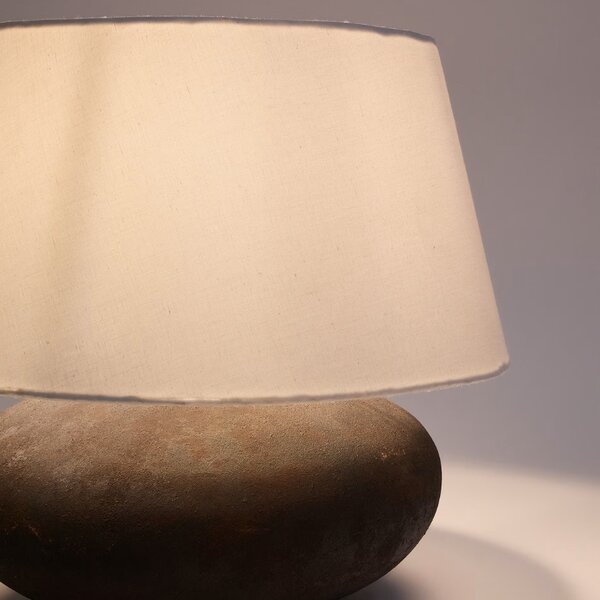 Černobílá kovová stolní lampa Kave Home Nessi