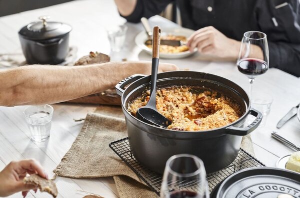 Litinový hrnec Staub 28 cm, černý