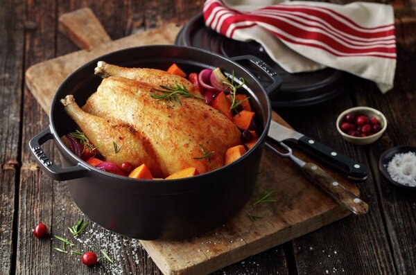 Litinový hrnec Staub 28 cm, černý