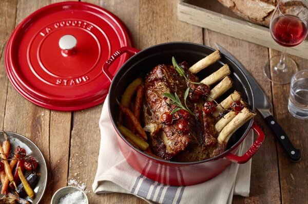Litinový hrnec Staub 26 cm, višeň
