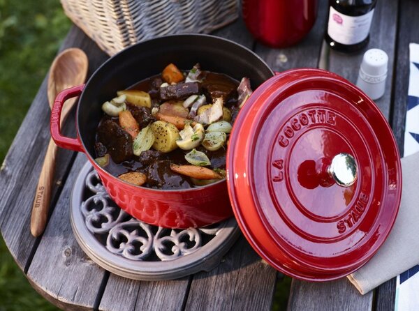 Litinový hrnec Staub 26 cm, višeň