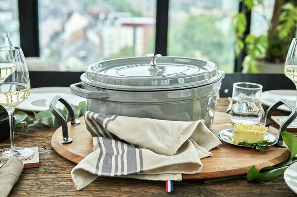 Oválný litinový hrnec Staub 31 cm, šedý