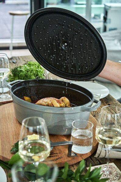 Oválný litinový hrnec Staub 31 cm, šedý