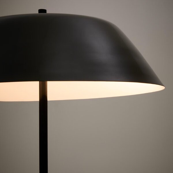 Černá kovová stojací lampa Kave Home Sayra 159 cm