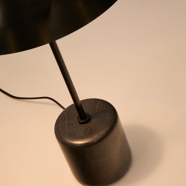 Černá kovová stolní lampa Kave Home Sayra