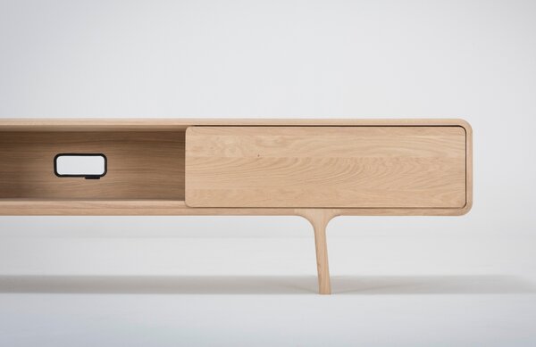 -25 % Dny MOMENTI– Gazzda Dubový TV stolek Fawn 220 x 45 cm