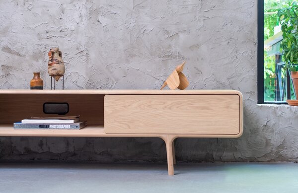 -25 % Dny MOMENTI– Gazzda Dubový TV stolek Fawn 220 x 45 cm