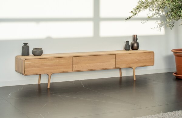 -25 % Dny MOMENTI– Gazzda Dubový TV stolek Fawn II. 220 x 45 cm