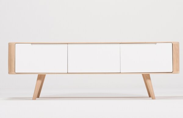 -25 % Dny MOMENTI– Gazzda Dubový TV stolek Ena 135 x 42 cm
