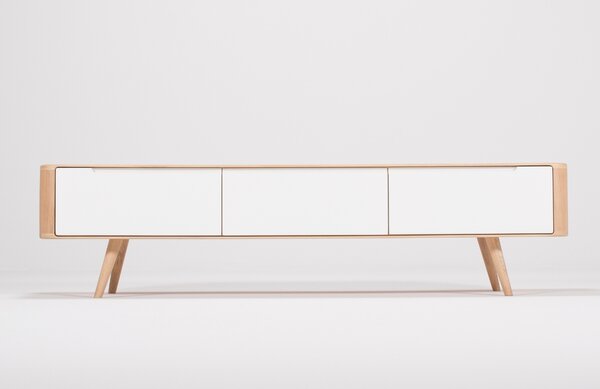 -25 % Dny MOMENTI– Gazzda Dubový TV stolek Ena 180 x 42 cm