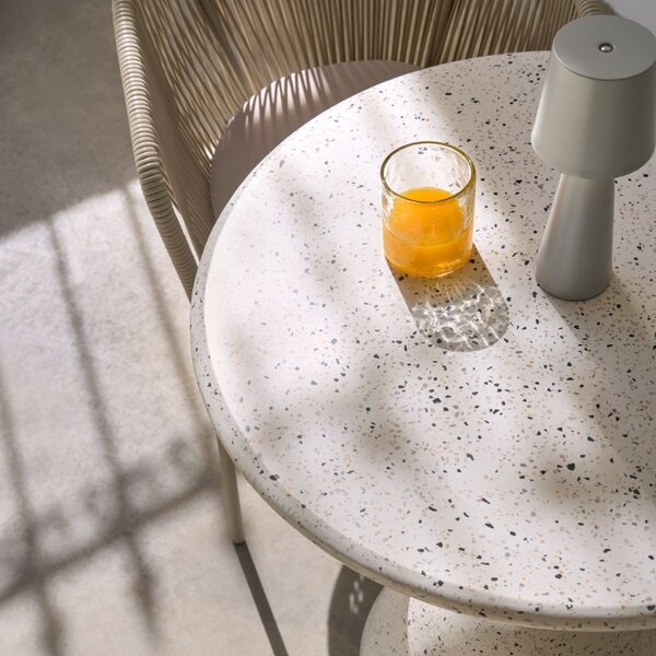 Bílý terrazzo zahradní stůl Kave Home Saura 70 cm