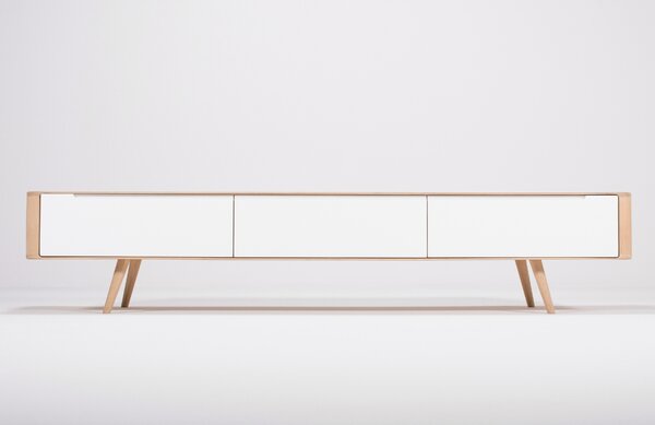 -25 % Dny MOMENTI– Gazzda Dubový TV stolek Ena 225 x 42 cm