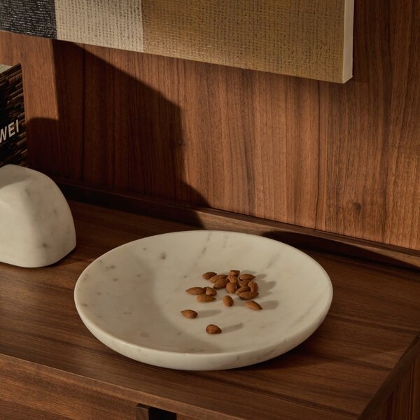 Bílý mramorový servírovací talíř Kave Home Ecin 30 cm