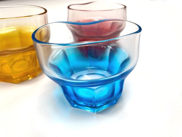 OPYLEE stylové sklenice na nápoje v modré, zlaté a červené barvě 25cl / Modrá