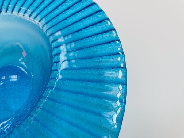 NUBIS designová kulatá skleněná mísa d26 cm dekorovaná modrou barvou