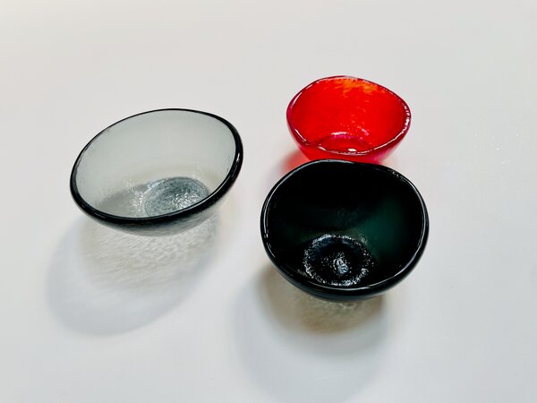 CUPOTEA malá skleněná miska d9 cm černá, šedá nebo červená Šedá