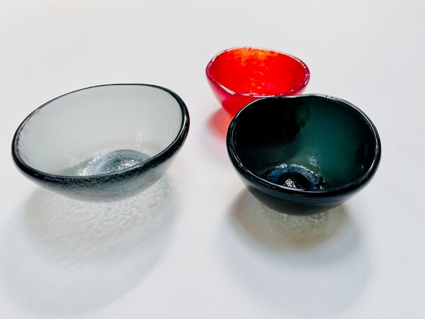 CUPOTEA malá skleněná miska d9 cm černá, šedá nebo červená Šedá