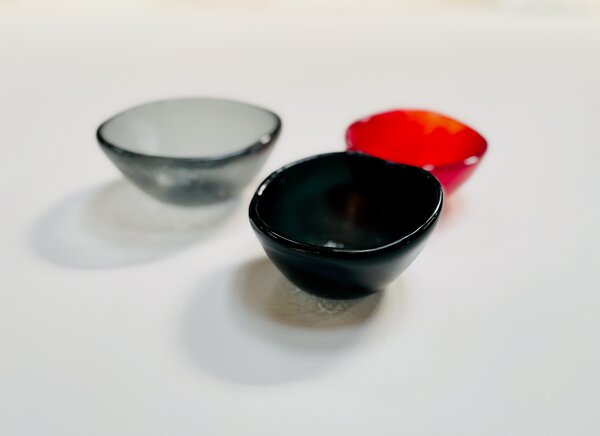 CUPOTEA malá skleněná miska d9 cm černá, šedá nebo červená Šedá