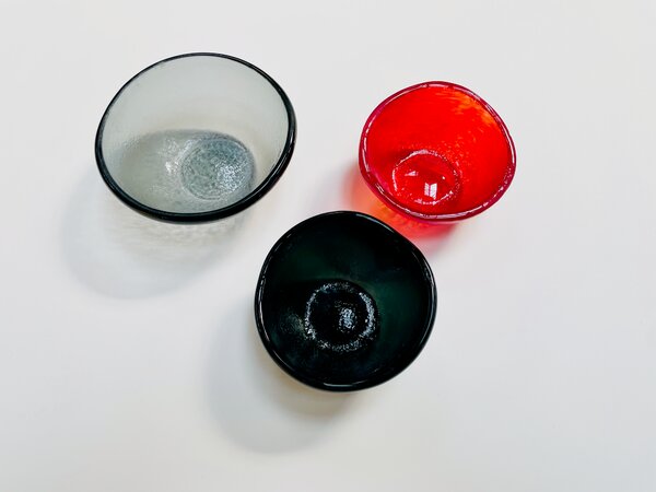 CUPOTEA malá skleněná miska d9 cm černá, šedá nebo červená Šedá