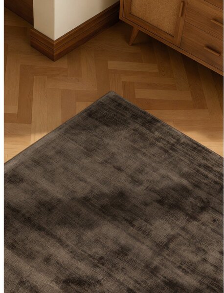 Hnědý ručně tkaný koberec z viskózy 80x150 cm Noemi – Vikosa