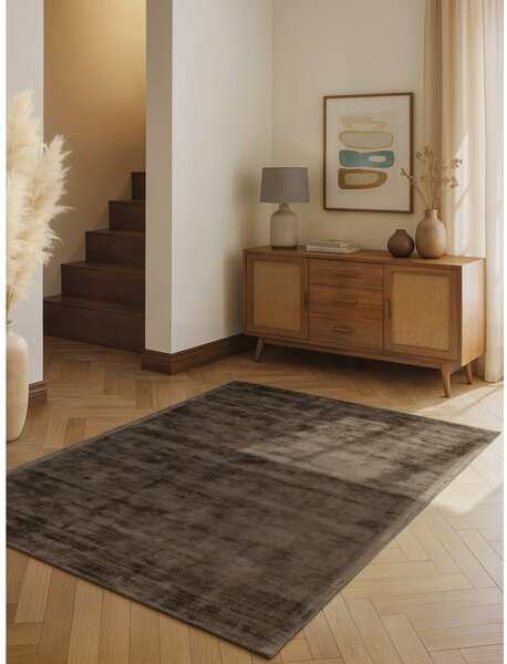 Hnědý ručně tkaný koberec z viskózy 80x150 cm Noemi – Vikosa