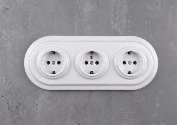 Elhard - Trojitá keramická retro zásuvka domovní s rámečkem SCHUKO 230V bílá
